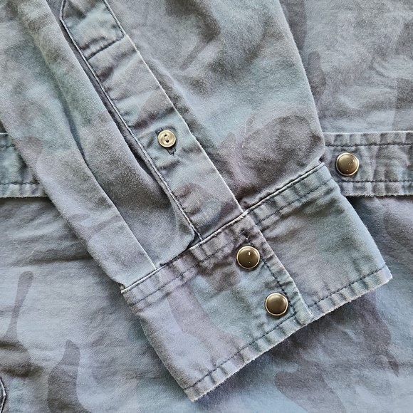 American Eagle Outfitters, Men's Long Sleeve, Button Down Shirt. XL Blue Camo - Picture 7 of 8
